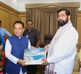 सिक्किम के मुख्यमंत्री प्रेम सिंह तमांग ने आज मुंबई के सह्याद्री गेस्ट हाउस में मुख्यमंत्री एकनाथ शिंदे से मुलाकात