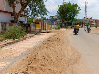 धमतरी-सालों बाद हाे रहा सड़क किनारे फुटपाथ का निर्माण,आवाजाही होगी सुगम