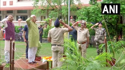 आरएसएस प्रमुख मोहन भागवत ने स्वतंत्रता दिवस पर नागपुर में संघ मुख्यालय पर तिरंगा फहराया