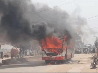 लोक परिवहन की बस ने साइकिल सवार को कुचला, गुस्साए ग्रामीणों ने तोड़फोड़ कर लगाई आग, शव को लेकर सड़क पर बैठे