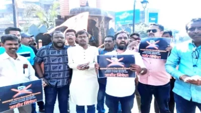 शिवाजी पर टिप्पणी को लेकर महाराष्ट्र के राज्यपाल के खिलाफ कल्याण में लोगों ने किया प्रदर्शन