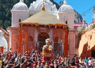 गंगोत्री धाम : तीर्थयात्रियों की मदद को मोबाइल टीम तैनात , तीर्थयात्रियों को मुहैया कराया जा रहा पानी, बिस्किट और भोजन