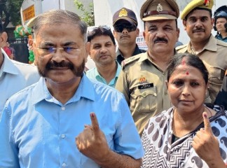 उत्तर प्रदेश के पुलिस महानिदेशक ने पत्नी के साथ मतदान किया