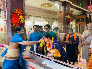 राज ठाकरे और उनके परिवार ने मुंबई के श्री सिद्धिविनायक मंदिर में भगवान गणेश के दर्शन कर पूजा-अर्चना की।