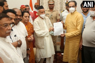 उद्धव ठाकरे ने महाराष्ट्र के मुख्यमंत्री पद से अपना इस्तीफा राज्यपाल भगत सिंह कोश्यारी को सौंपा।