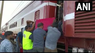 गोंदिया में रात करीब 2.30 बजे एक ट्रेन के तीन डिब्बे पटरी से उतर गए, जिसमें 50 से अधिक लोग घायल