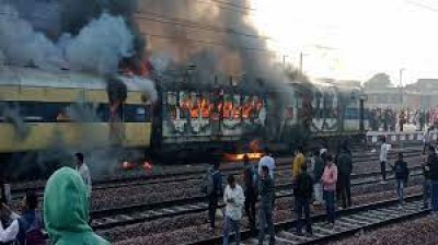शालीमार एक्सप्रेस ट्रेन में आग लगी, यात्री सुरक्षित