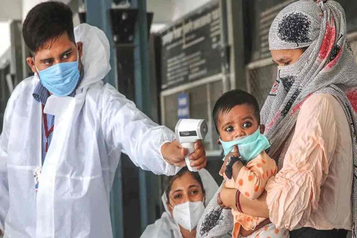 गोवा में एक डॉक्टर कोविड-19 से ठीक हुए लोगों को गले मिलकर कर रहे हैं विदा