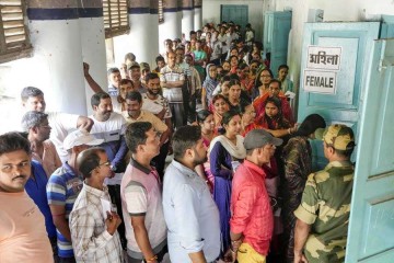बंगाल में सात लोक सभा सीटों पर शुरू हुई वोटिंग, सुरक्षा कड़ी