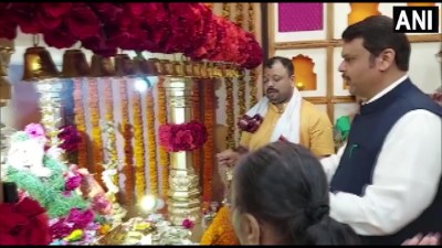 महाराष्ट्र के उप मुख्यमंत्री देवेंद्र फडणवीस ने गणेश उत्सव के समापन पर भगवान गणेश की प्रतिमा की आरती की।