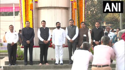 मुख्यमंत्री एकनाथ शिंदे और उपमुख्यमंत्री देवेंद्र फडणवीस ने हुतात्मा चौक (शहीद स्मारक) पर श्रद्धांजलि अर्पित की।