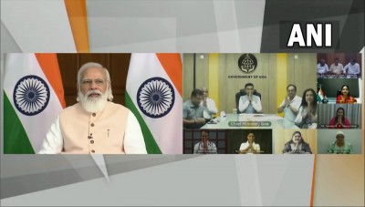 प्रधानमंत्री नरेंद्र मोदी हेल्थकेयर वर्कर्स और कोविड वैक्सीन के लाभार्थियों से वीडियो कॉन्फ्रेंसिंग के जरिए बातचीत