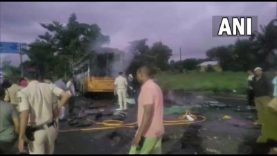 नासिक में एक बस में आग लगने के कारण मृतकों की संख्या बढ़कर 11 (10 व्यस्क और 1 बच्चा) हुई।